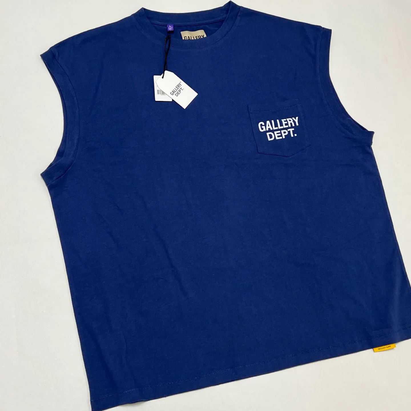 GALLERY DEPT. AUGI SLEEVELESS TEE/VINTAGE BLACK/NAVY/WHT English pocket sleeveless vest TEE Washed black/navy blue/white S-XL Same as the original version Super comfortable summer brushed lightweight material No sense of comfort on the upper body Loose and crisp fit Comfortable and breathable